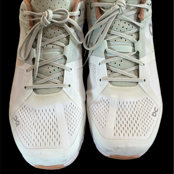 On Cloudflow Women’s Running Shoe In Aloe/White size 10.5 worn inside once - Picture 3 of 16